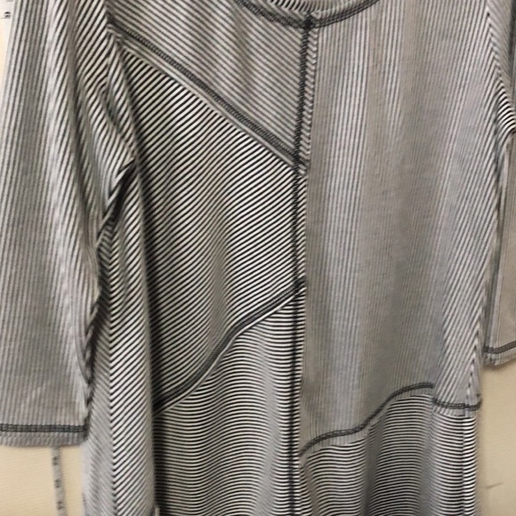 Shark bite stripped top - Picture 3 of 11